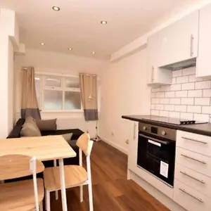 Small Cosy In Plaistow. East Apartment