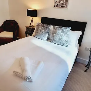 Luxury Waterside Canary Wharf Apartment