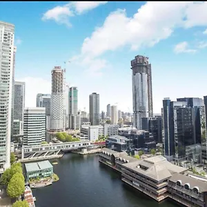 Luxury 1 Bedroom Minutes Walk From Canary Wharf Apartment