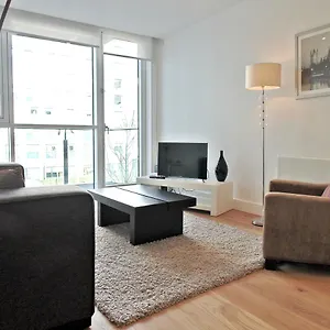 https://still-life-tower-hill-apartments.brighton-hotels-england.com